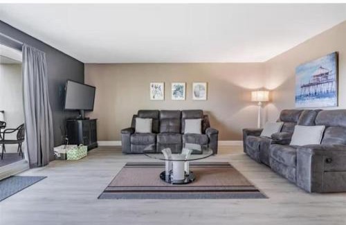Indian Shores Apartment | Escape the Winter in Indian Shores! Beachside Condo with Heated Pool & Walkable to Restaurants!
