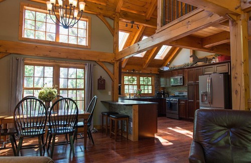 Blue Eye Cabin | Escape to 3,000 sq ft Post & Beam Home-Hot Tub-Game Room-Community Salt Pool Car Charger
