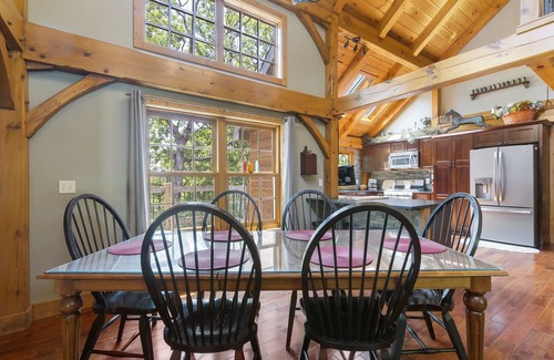 Blue Eye Cabin | Escape to 3,000 sq ft Post & Beam Home-Hot Tub-Game Room-Community Salt Pool Car Charger