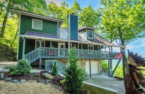 Old Fort Cabin | Escape to a Charming 3-bedroom cabin wonderland, with amazing long range views.