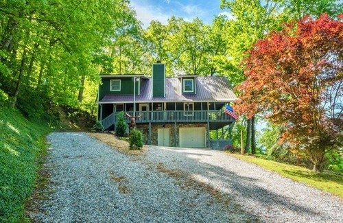 Old Fort Cabin | Escape to a Charming 3-bedroom cabin wonderland, with amazing long range views.