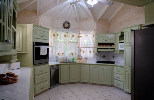Paynes Bay House | Escape to a delightful spacious family villa in Saint James