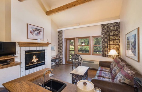 Bass Lake Hotel | Escape to a Scenic Suite by the Lake, Close to Breathtaking Nature Trails