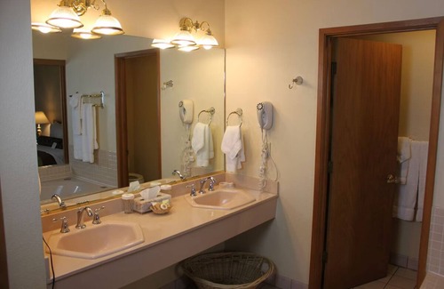 Bass Lake Hotel | Escape to a Scenic Suite by the Lake, Close to Breathtaking Nature Trails