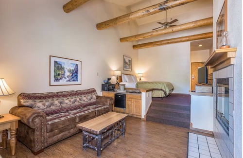 Bass Lake Hotel | Escape to a Scenic Suite by the Lake, Close to Breathtaking Nature Trails