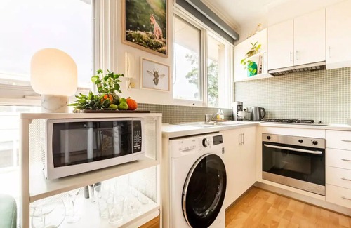 Elwood Apartment | Escape to a Tree Top Retreat in Vibrant Elwood!