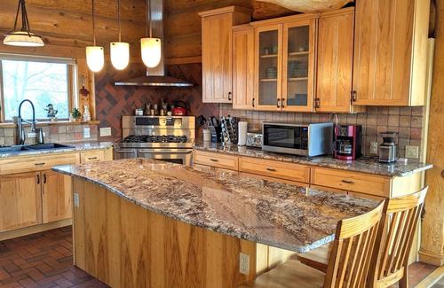 Buena Vista Cabin | Escape to an Extraordinary Log Home, amazing views, hot tub, secluded, tranquil