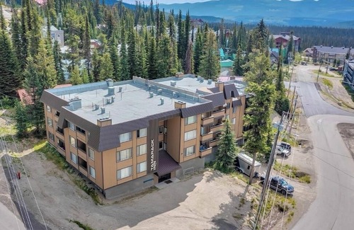 Big White Ski Resort Apartment | Escape to comfort - 1 bed/1 bath, 1 min from Village Centre