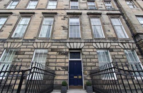 New Town Apartment | Escape To Edinburgh @ Albyn Place