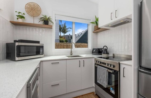 Kohimarama Apartment | Escape to Kohi Cottage - Your Beachside Haven