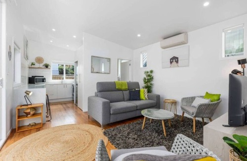 Kohimarama Apartment | Escape to Kohi Cottage - Your Beachside Haven