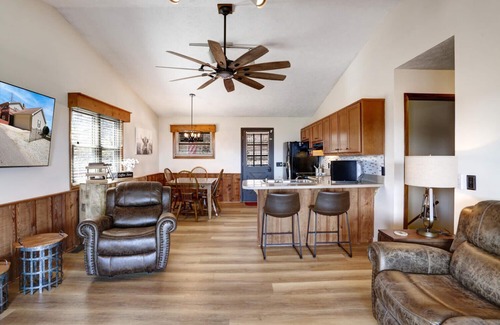 Young Harris Cabin | Escape to Lake Chatuge! Stunning views of the mountains and lake!
