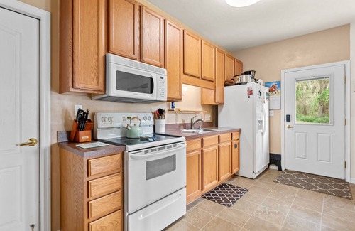 Hawthorne House | Escape to Lakeside Serenity :Your perfect getaway enjoy the lake