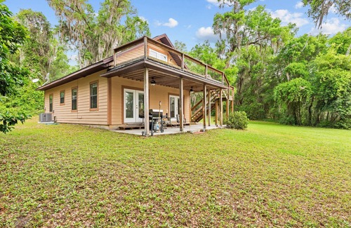 Hawthorne House | Escape to Lakeside Serenity :Your perfect getaway enjoy the lake