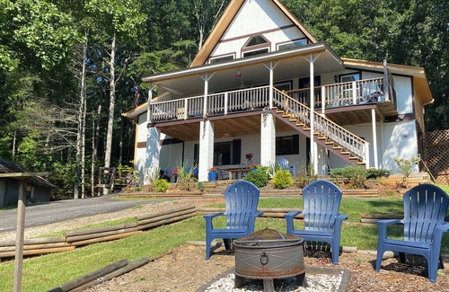 Blairsville Apartment | Escape to Lakeview Mountain Inn, serene lakeside beauty.