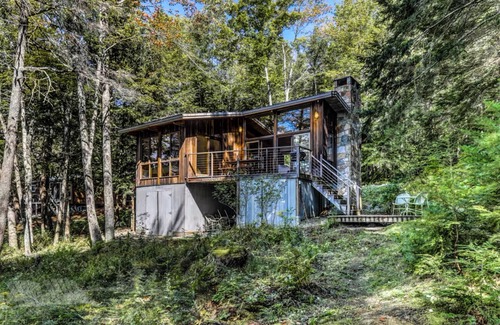 Edgecomb House | Escape to Nature: Cozy Lakeside Cottage on Lily Pond