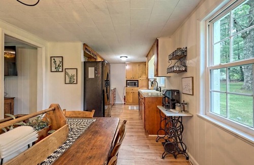 Scaly Mountain House | Escape to nature with this pet-friendly, family retreat just 15 minutes from Highlands! Perfect for hiking, relaxation, and playtime with the kids.