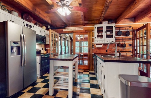 Mount Juliet Cabin | Escape to Oakwood Hideaway: Cozy Cabin w/HotTub on 18 Acres near Nashville!