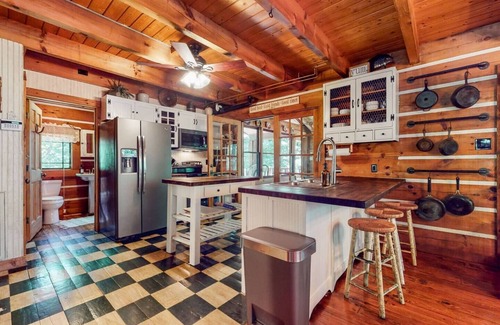 Mount Juliet Cabin | Escape to Oakwood Hideaway: Cozy Cabin w/HotTub on 18 Acres near Nashville!