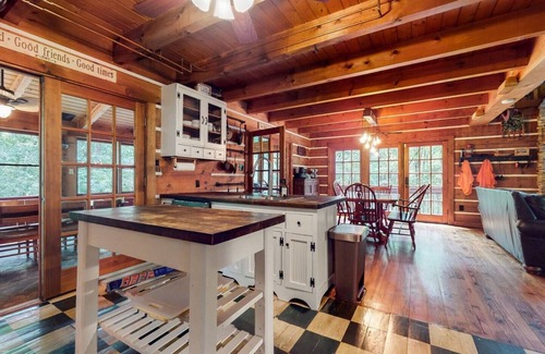 Mount Juliet Cabin | Escape to Oakwood Hideaway: Cozy Cabin w/HotTub on 18 Acres near Nashville!
