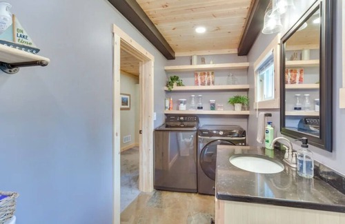 Pine City Cabin | Escape to our cozy Lakeside Cabin-great sunset views-1 hour from Cities