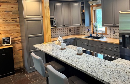 South Haven Cabin | Escape to our delightful 2-bed, 2-bath home located on Lake Augusta Channel.