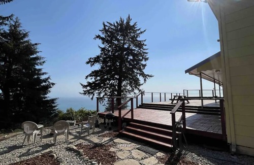 Klamath House | Escape to our spacious 4 bed 2-bath house with stunning ocean and river views