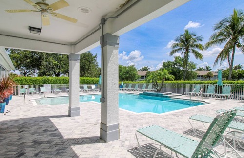 Naples Condo | ESCAPE TO PARADISE! 2 Bed + Den/2 Bath First-Floor SEASONAL Condo in The Strand
