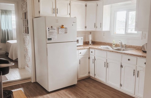 Kingsville Cottage | Escape to Paradise on 5th in Kingsville — a cozy bungalow cottage.