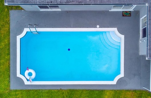 Margate Villa | Escape to Paradise: Tropical House with Pool & BBQ