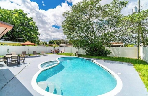 West Hollywood House | Escape to Private Poolside Bliss