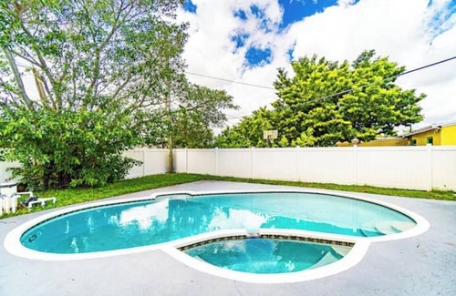 West Hollywood House | Escape to Private Poolside Bliss