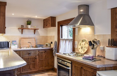 Penrith Cottage | Escape to Quince Cottage, a charming 2-bedroom retreat.