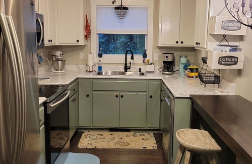 Clayton House | Escape to Relax at Our 2br 2ba Classy Clayton Family Cottage 5min To Downtown