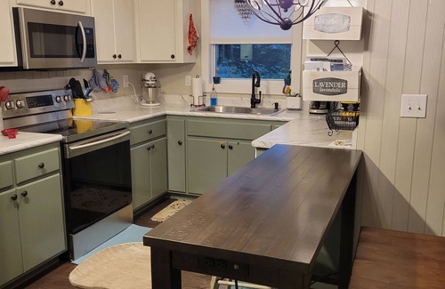 Clayton House | Escape to Relax at Our 2br 2ba Classy Clayton Family Cottage 5min To Downtown