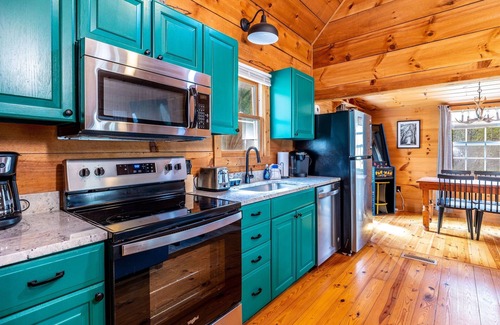 Townsend Cabin | Escape to Relaxation with Dog Frienly & Hot Tub