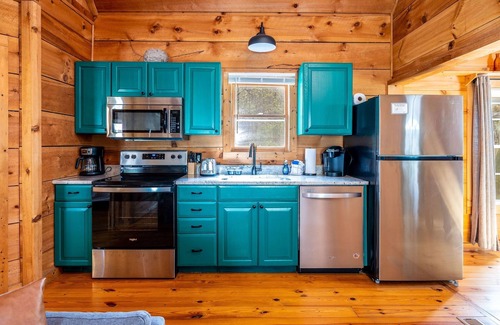 Townsend Cabin | Escape to Relaxation with Dog Frienly & Hot Tub