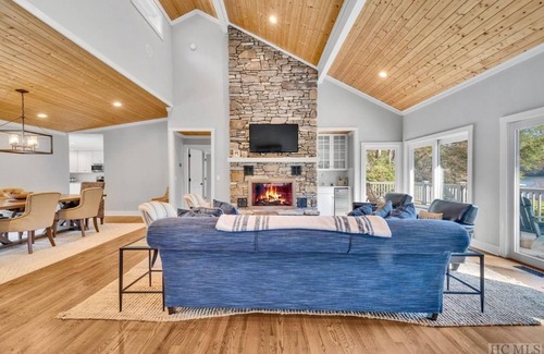 Lake Toxaway House | Escape to Serenity: Lakefront Paradise Awaits! AMENITIES INCLUDED