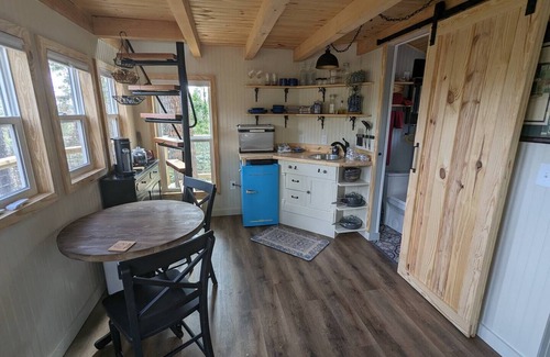 Mount Olive Cabin | Escape to the Canopy: Enchanting Treehouse Retreat in the Heart of Nature