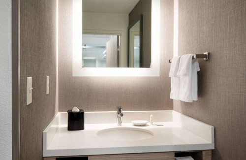 Renton Resort | Escape to the Pacific Northwest! Indoor Pool!