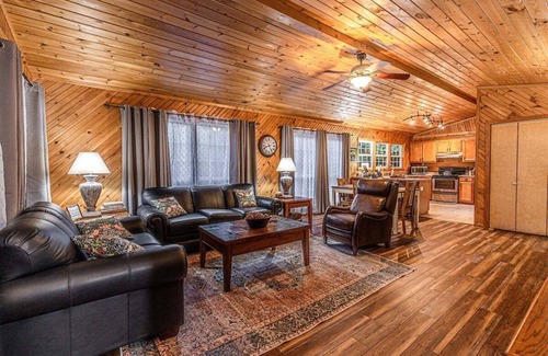 Cherokee House | Escape to the serene Diamond Creek Cabin