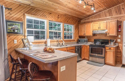Cherokee House | Escape to the serene Diamond Creek Cabin