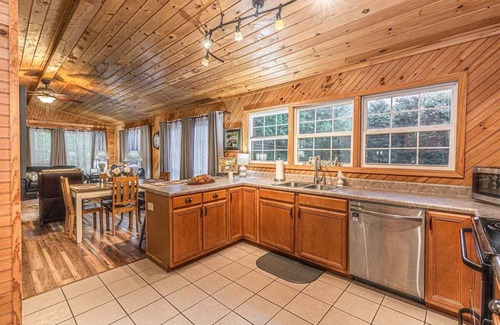 Cherokee House | Escape to the serene Diamond Creek Cabin