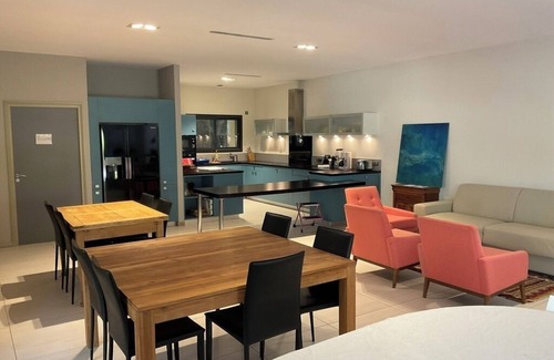 La Ciotat Apartment | Espace Deluxe Avec Immense Salon et Piscine sur Terrasse Entre Pins et mer