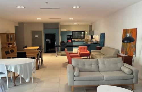 La Ciotat Apartment | Espace Deluxe Avec Immense Salon et Piscine sur Terrasse Entre Pins et mer