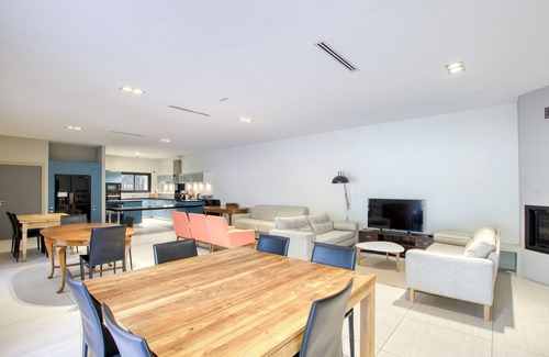 La Ciotat Apartment | Espace Deluxe Avec Immense Salon et Piscine sur Terrasse Entre Pins et mer