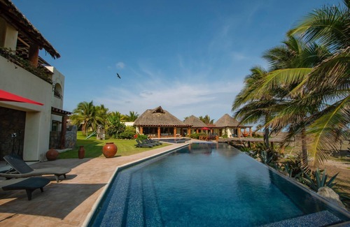 Petacalco Apartment | Espectacular Beachfront House near Troncones