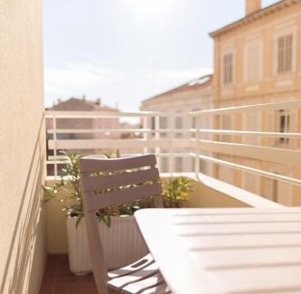 Riou - Petit Juas - Av de Grasse Hotel | Esperanto