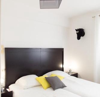 Riou - Petit Juas - Av de Grasse Hotel | Esperanto