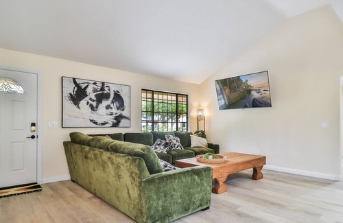 Simi Valley House | estate close to LA and famous beaches, salt pool + fruit trees + playground
